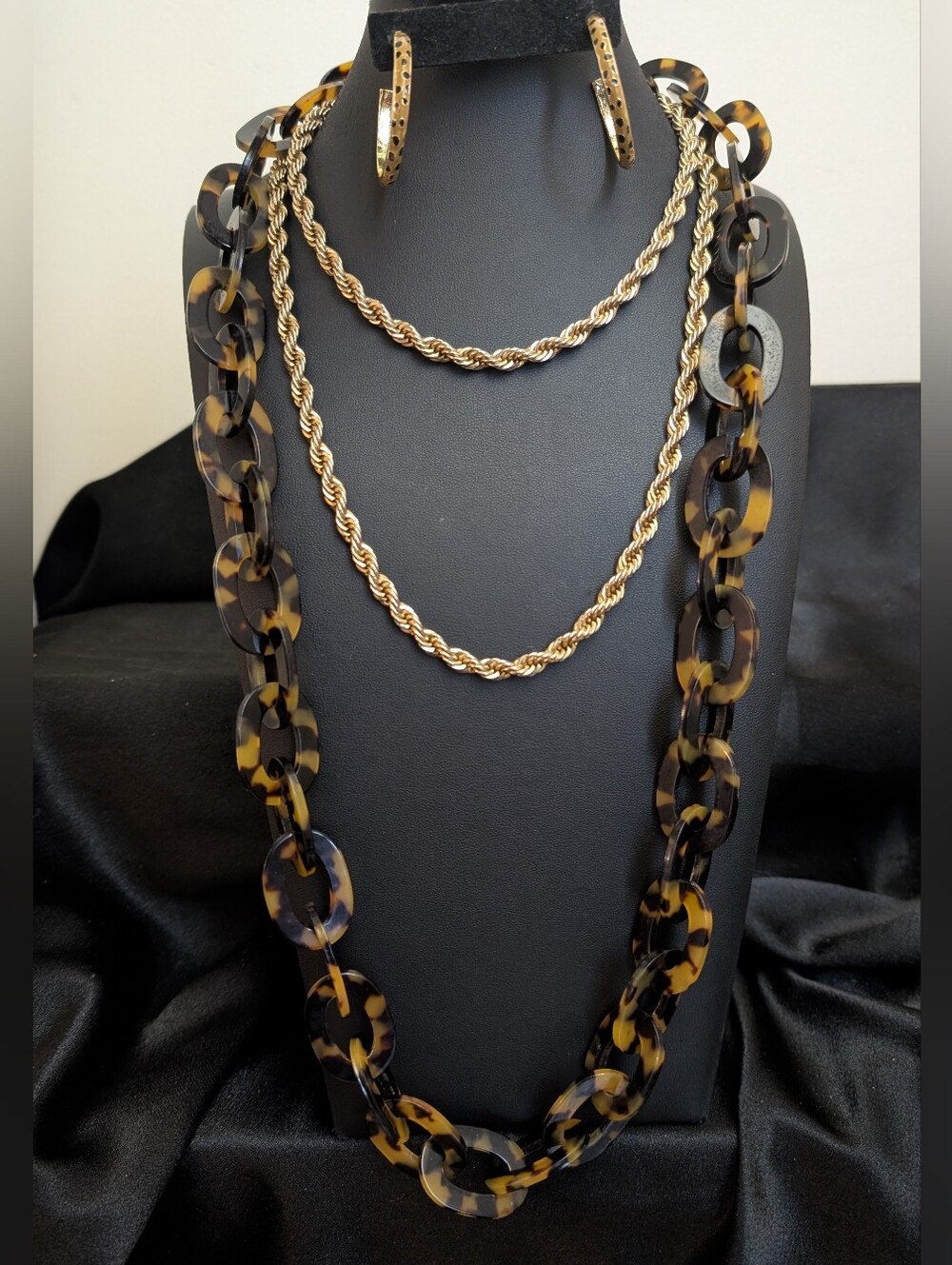 #9.Vintage Lucite Tortoise Shell Necklace With Animal print Earrings & Gold Chai